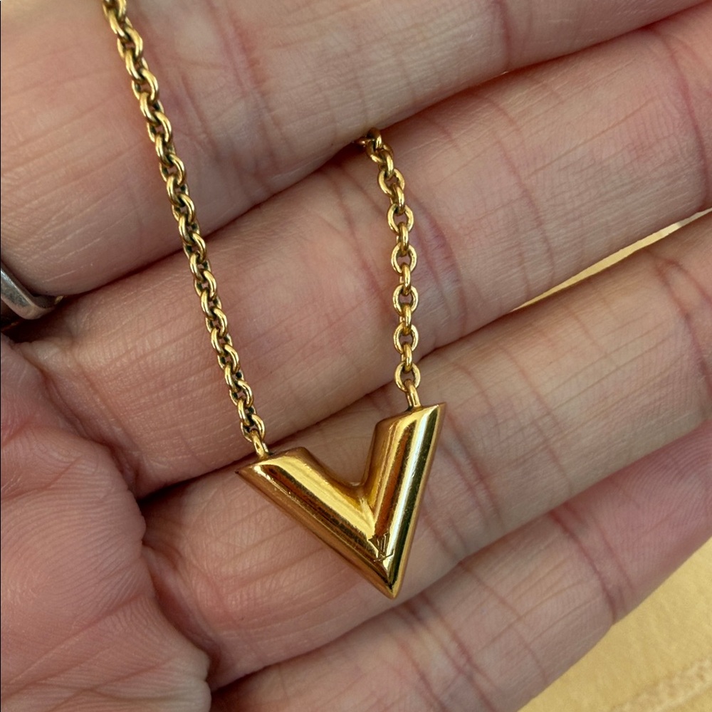 Louis Vuitton V Pendant Gold Necklace - Picture 6 of 7